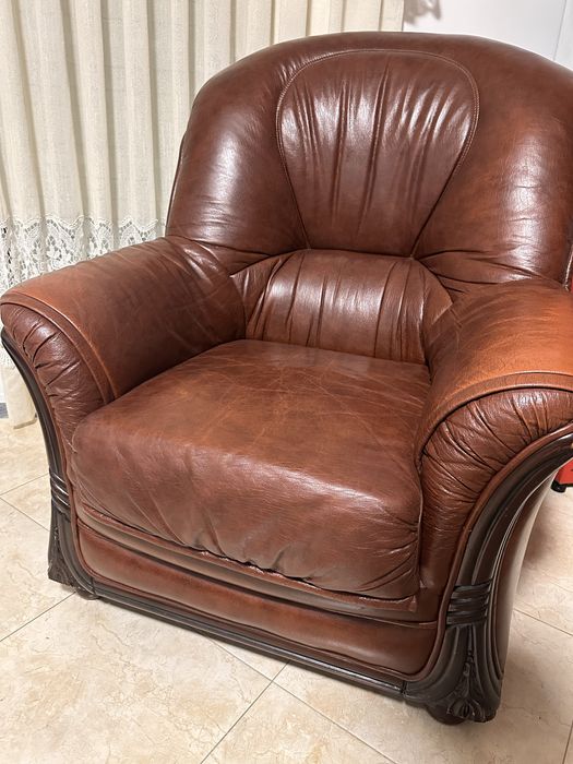 Conjunto de sofá + 2 cadeirões em pele/couro castanho – clássico e robusto
