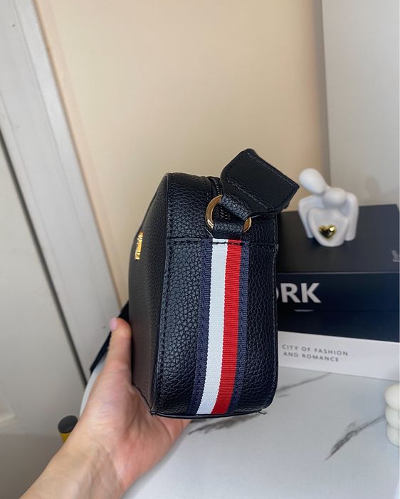 Жіноча кросбоді сумка Tommy Hilfiger чорного кольору