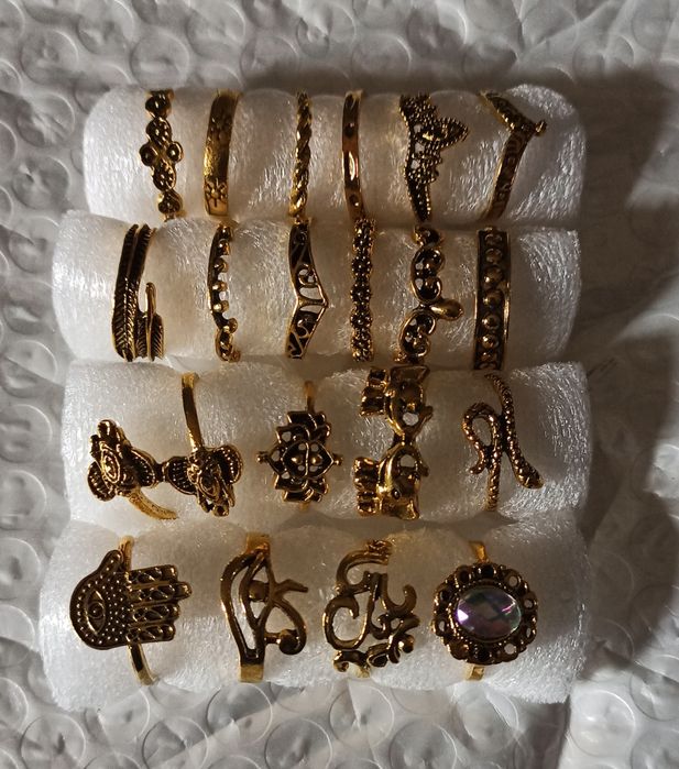 Anéis variados cor de ouro