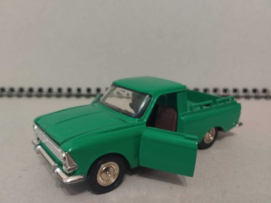 Иж 2715 (пирожок) сделано в СССР масштаб 1:43