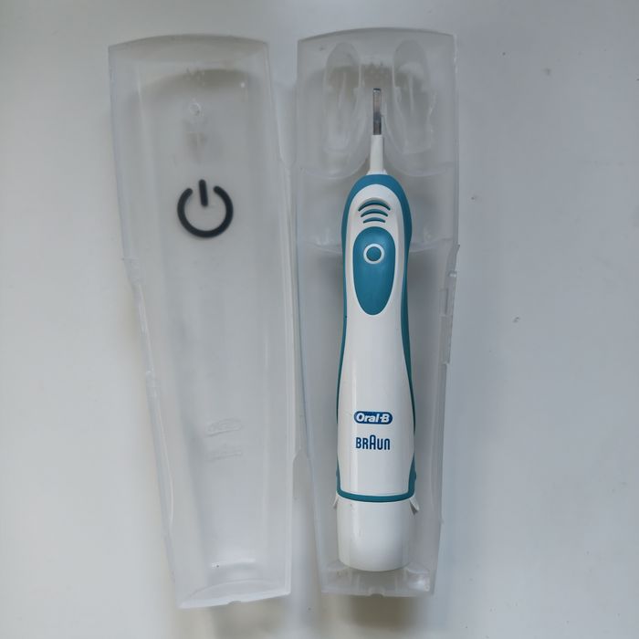 Szczoteczka Oral-B na baterie AA + etui