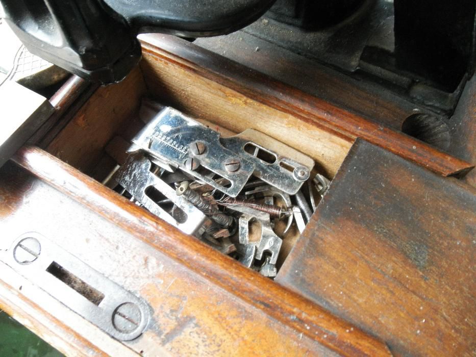 Máquina de Costura de Mesa