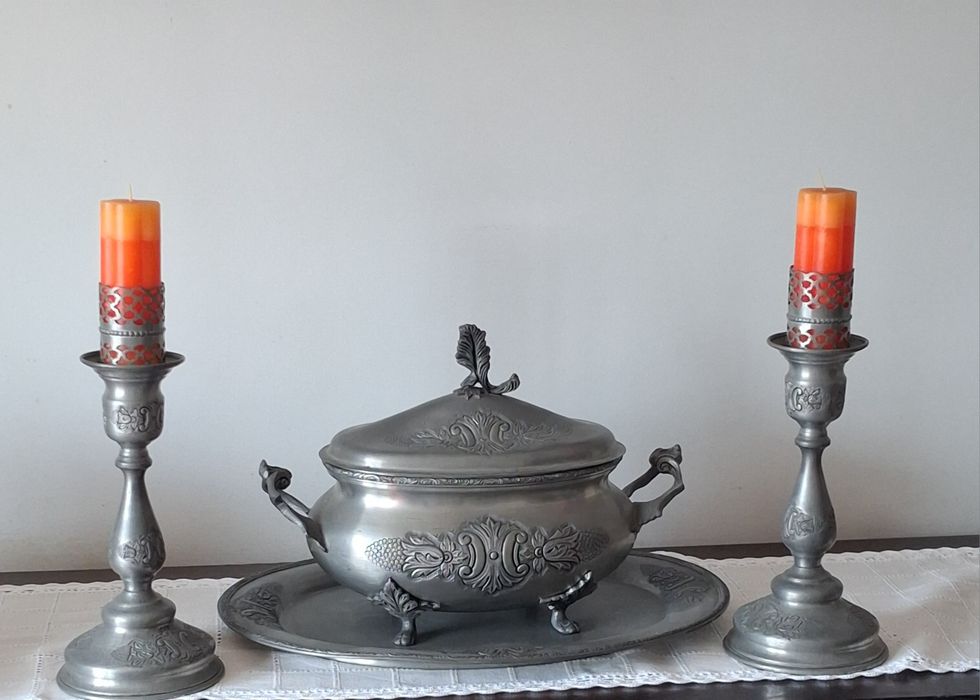 Conjunto decorativo clássico é feito de estanho puro.