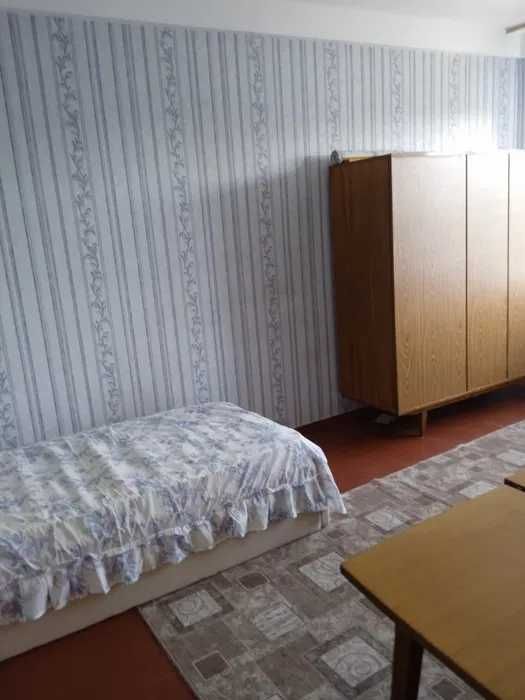 Здам в оренду 2-кімнатну квартиру на Воскресенці. Метро 15 хвилин.