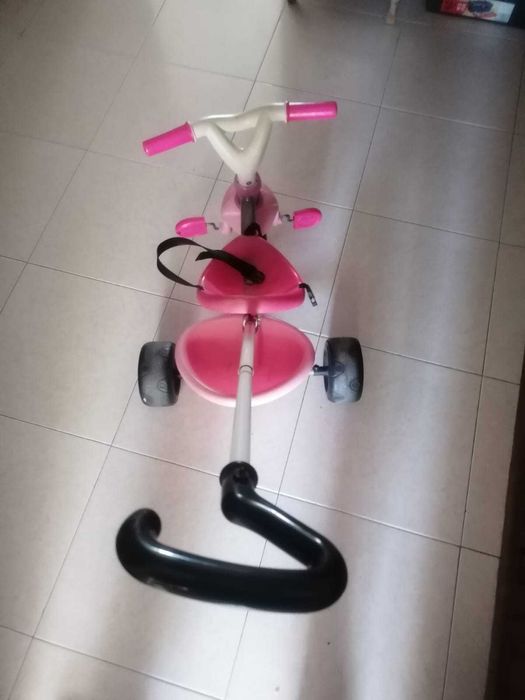 Triciclo evolutivo Rosa com mastro de direção