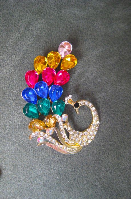 Alfinete / Broche / Pregadeira Pavão Pedras Coloridas NOVO