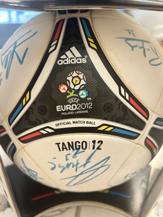 Bola Tango 12 oficial assinada pelo plantel do FCP do ano 2011/2012