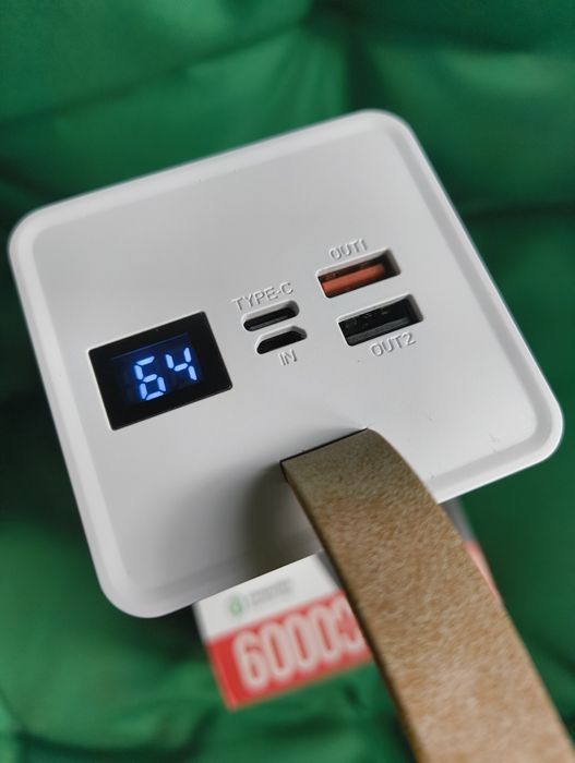 Портативное зарядное устройство с фонариком и быстрой зарядкой
