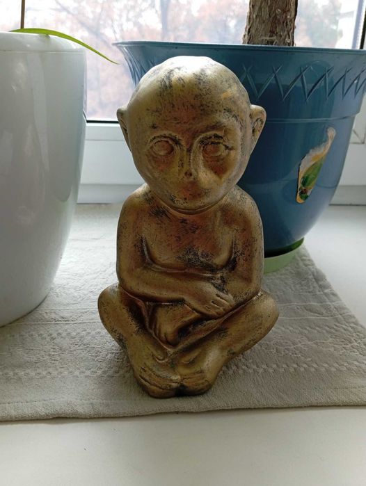 Декоративная фигурка сидящей обезьяны керамика