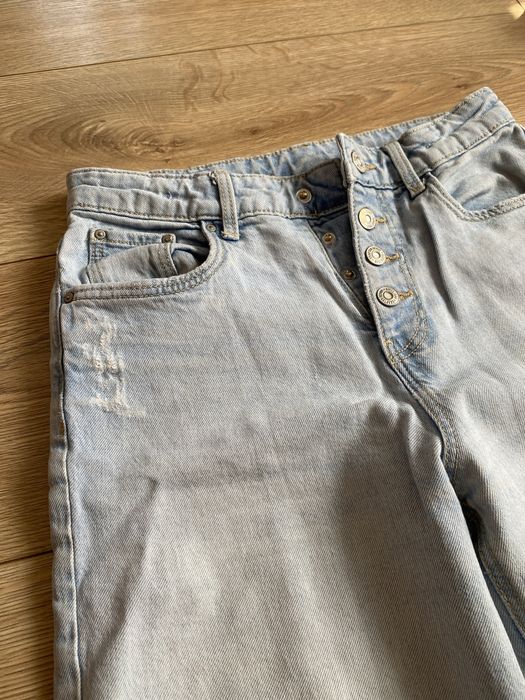 Джинси з розрізами на колінах