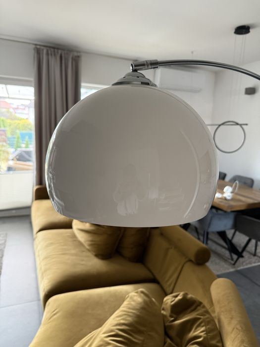 Lampa do salonu z białym kloszem