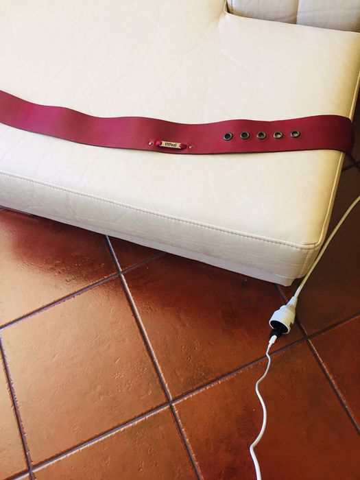 Cintos  em pele  e se missangas ( rigorosamente novo)