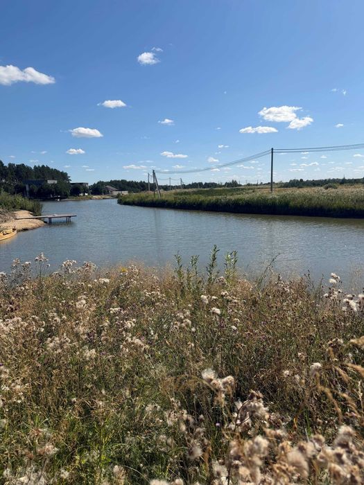 Ділянка на березі біля водойми