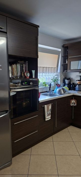 Kuchnia w kształcie L lodówka, płyta, piekarnik razem z kuchnia