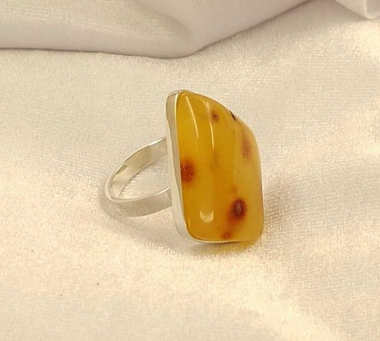 Srebrny pierścionek z bursztynem