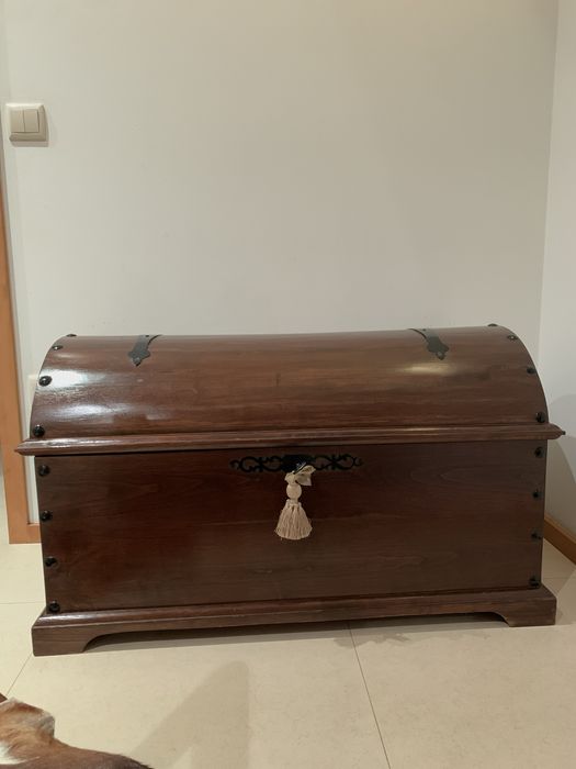 Baú em madeira maciça