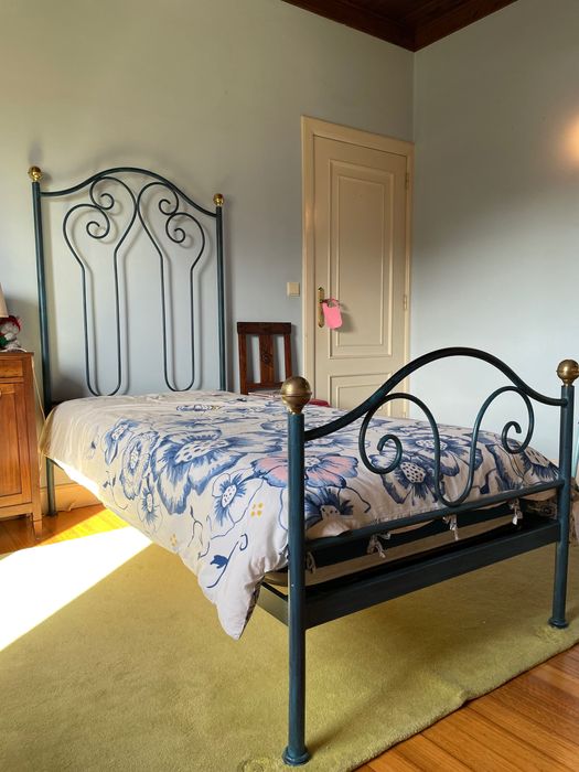 Cama de ferro de solteiro