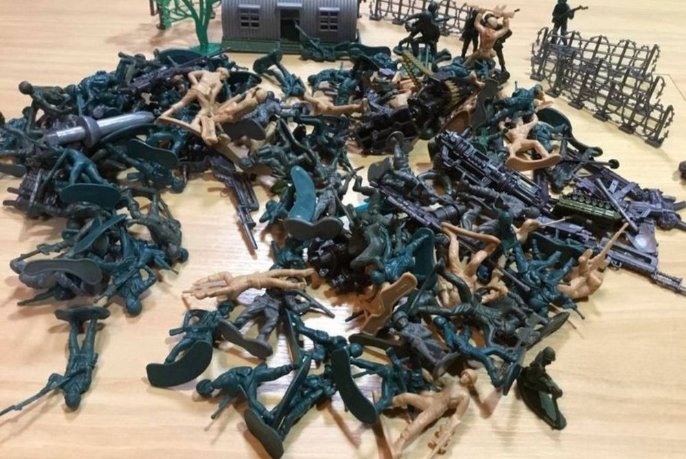 Lote de cerca de 150 bonecos militares em plástico