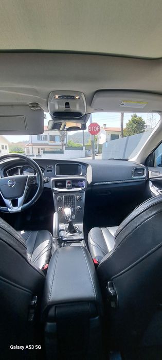 Volvo V40 D2, caixa manual, full extras em excelente estado de conservação