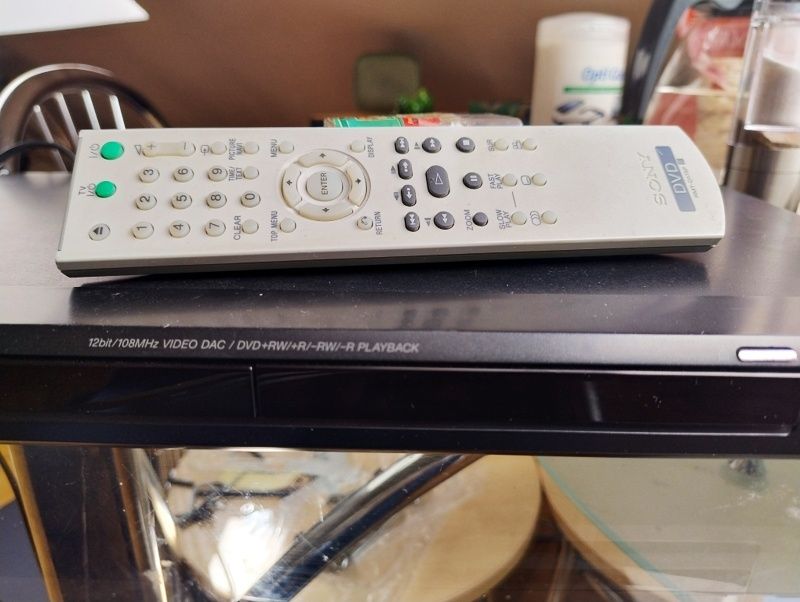 Sony odtwarzacz DVD i pilot. Czasem przerywa.