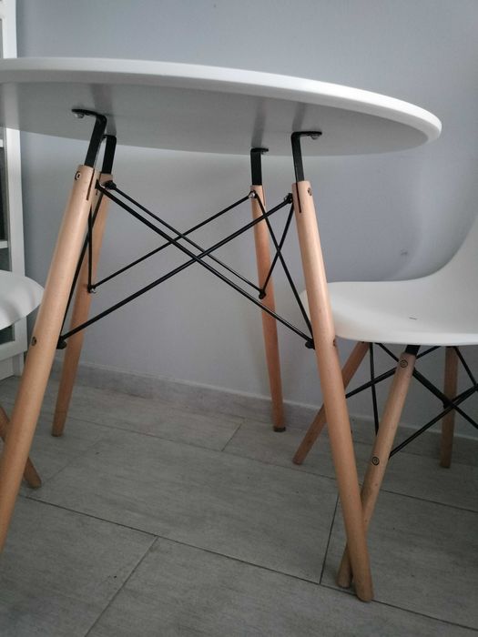 Mesa + 2 cadeiras