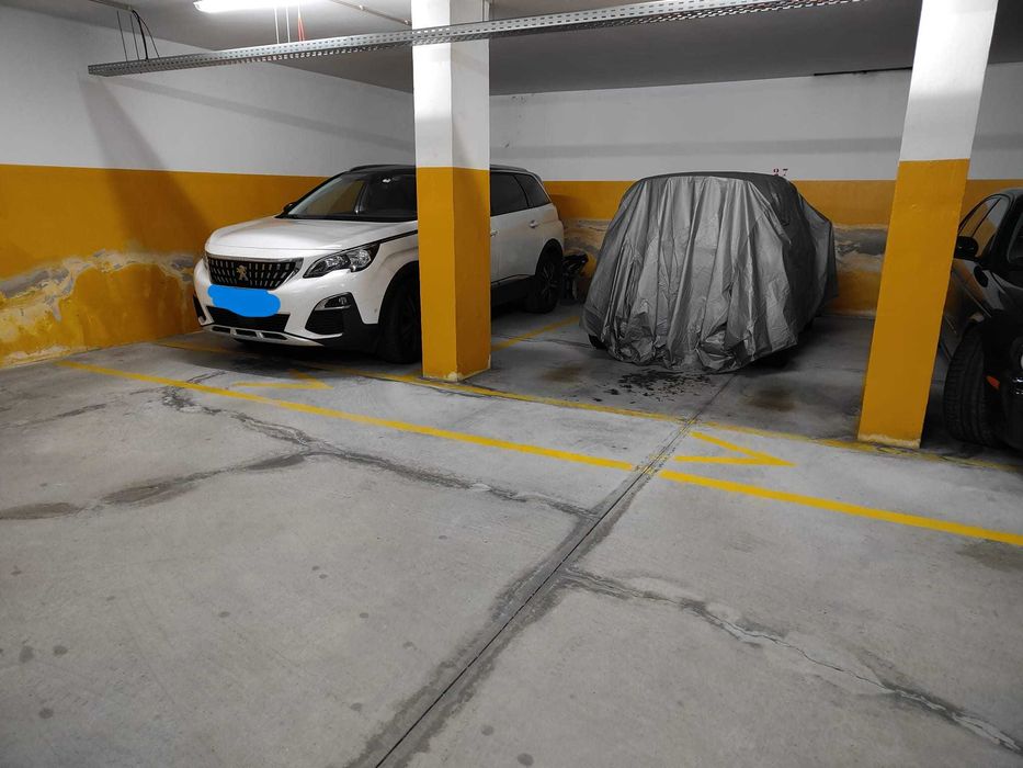 Arrenda-se ou vende-se lugar de garagem em Azurém - Guimarães