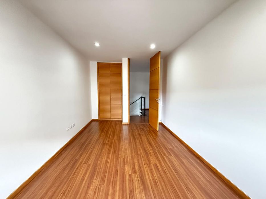 T3 Duplex impecável no centro Paredes