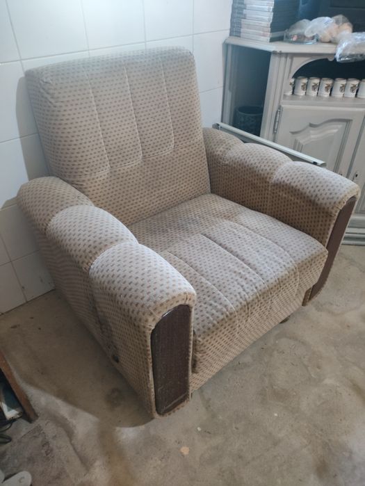Sofá de estar antigo em bom estado.