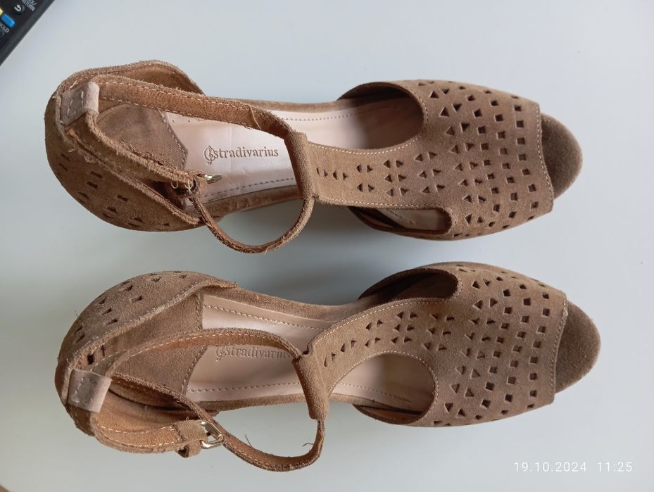 Bezowe koturny Stradivarius