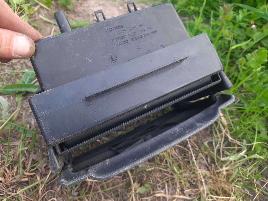 Консоль панель бардачок полочка Рено Лагуна 7700425668