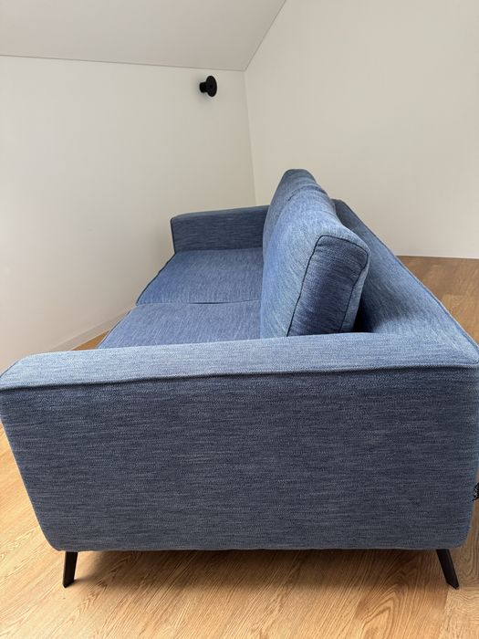 Nowoczesna niebieska sofa