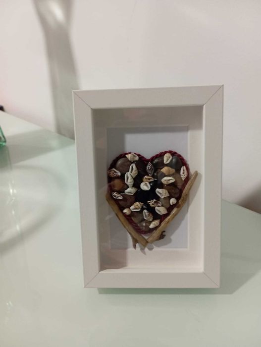 Arte com pedras e madeira do mar