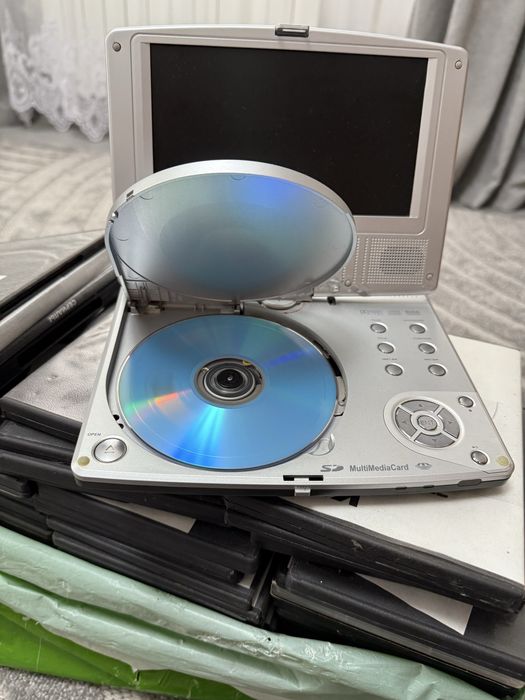 Портативний DVD-плеєр 7” TFT Monitor + диски з серіалами в подарунок