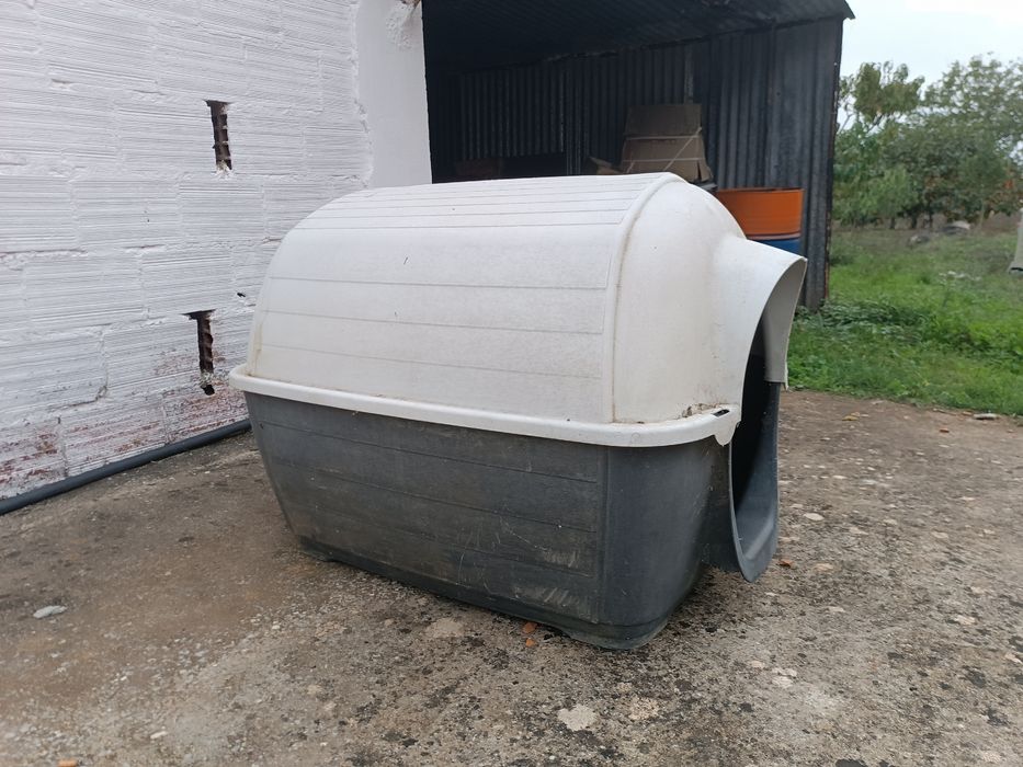 Casota para cão de porte grande ou médio. Espaçosa e lavável.