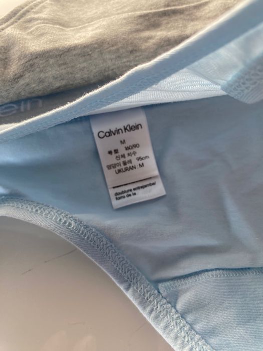 Majtki stringi Calvin Klein rozmiar  M 3 pak  
 niebieskie