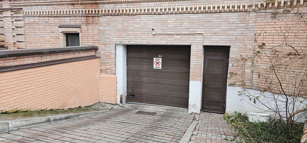 Продаю паркомісце Коновальця