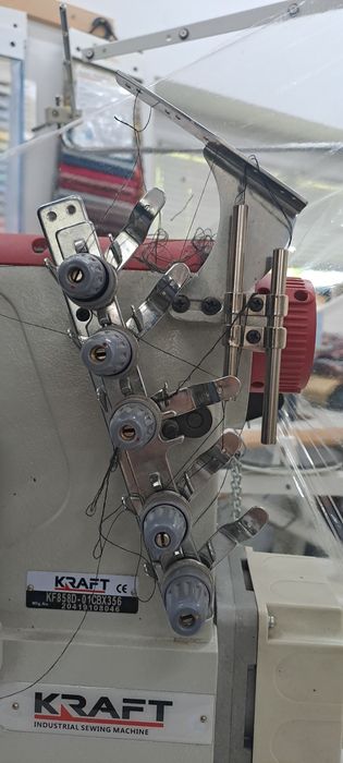 Overlock przemysłowy KRAFT KF858D-01CBX356 4/5-nitkowy + stół i silnik Servo
