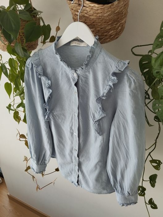 Wiosenna koszula, lekko taliowana, błękitna w prążki, falbanki, bawełn