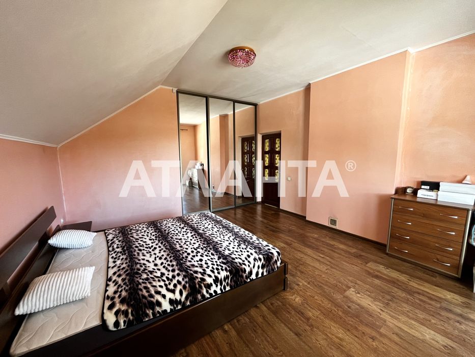 Продаж котеджу в смт Запитів + 10 соток землі.