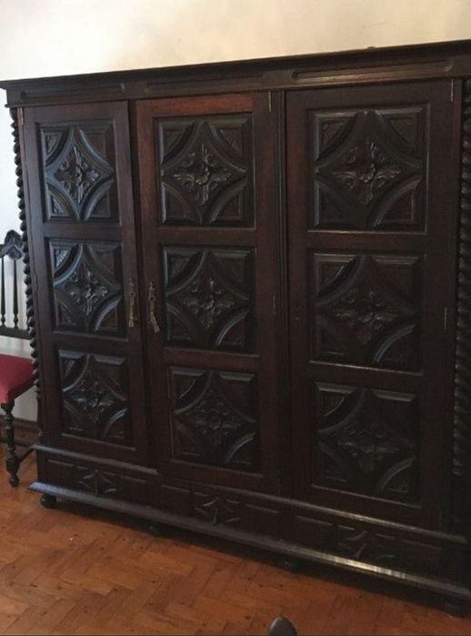 Guarda roupa De madeira