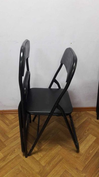 Стільці розкладні, чорні та дерев'яні