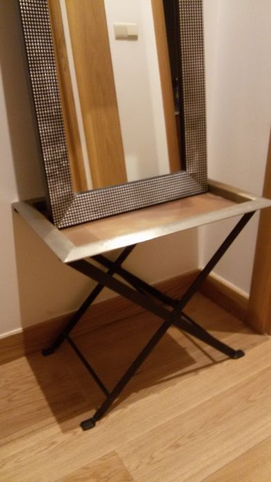 Espelho e mesa de apoio