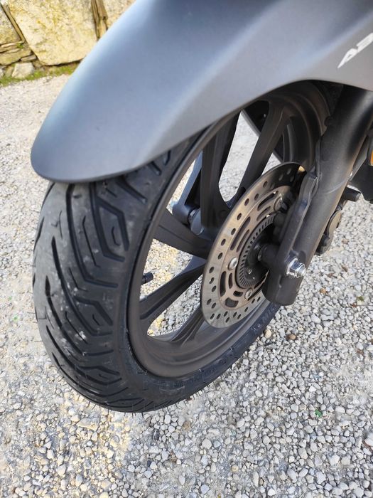 Vendo Honda PCX 125 com Topcase e pneus novos