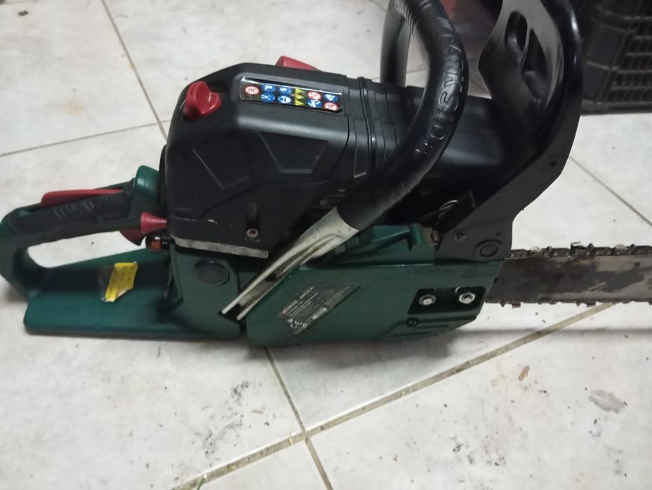 Motoserra a trabalhar bem447179951125964801