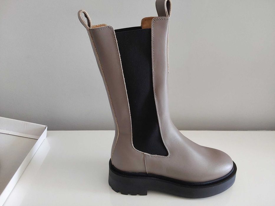 Botas de pele cinzentass novas.