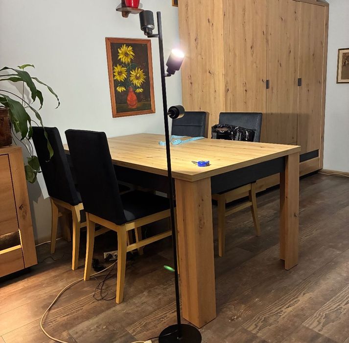 Meble pokojowe stół z krzesłami i szafa