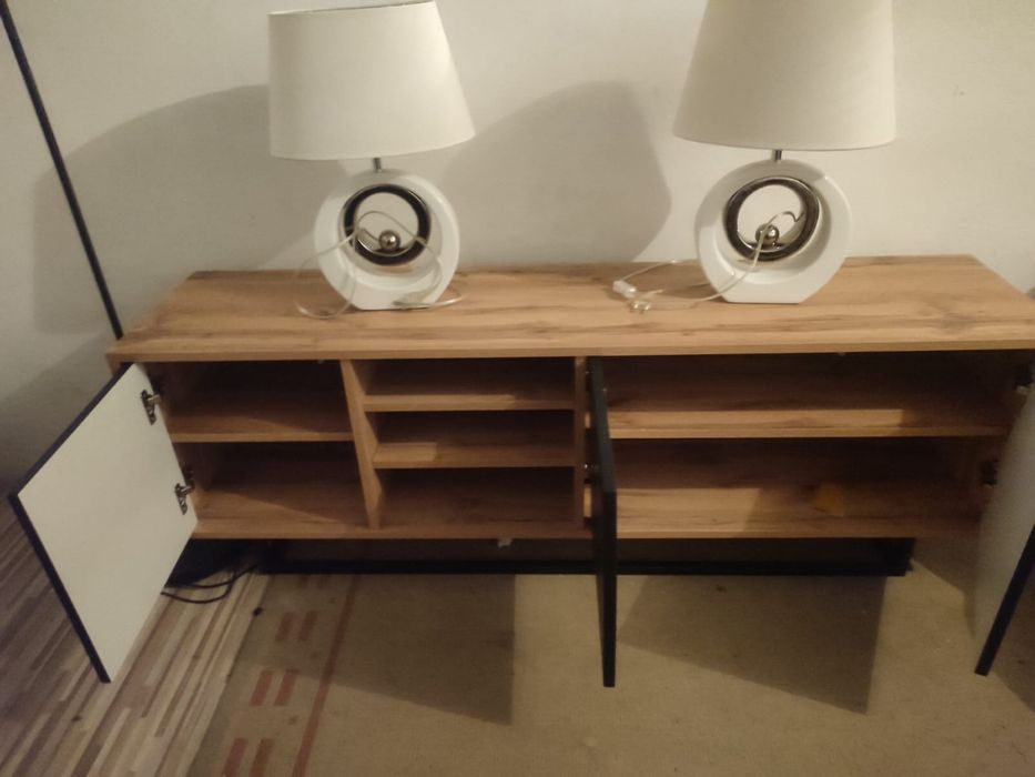Dwie szafki z lampkami