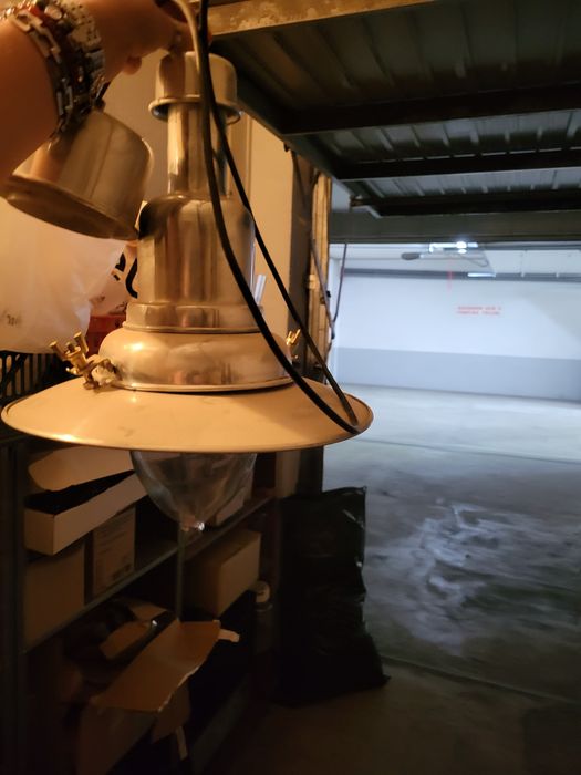 Candeeiro em latão e lâmpada grande