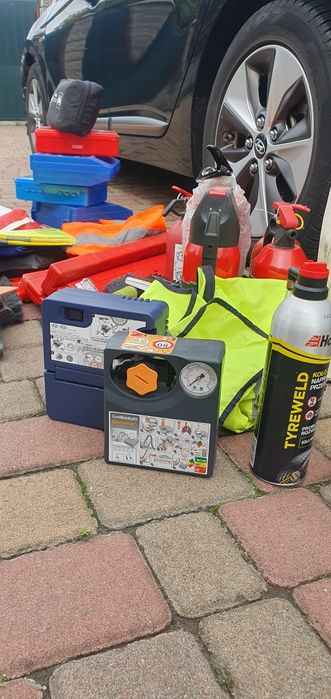 Комплект автомобіліста знак аварійний жилетка вогнегасник аптечка