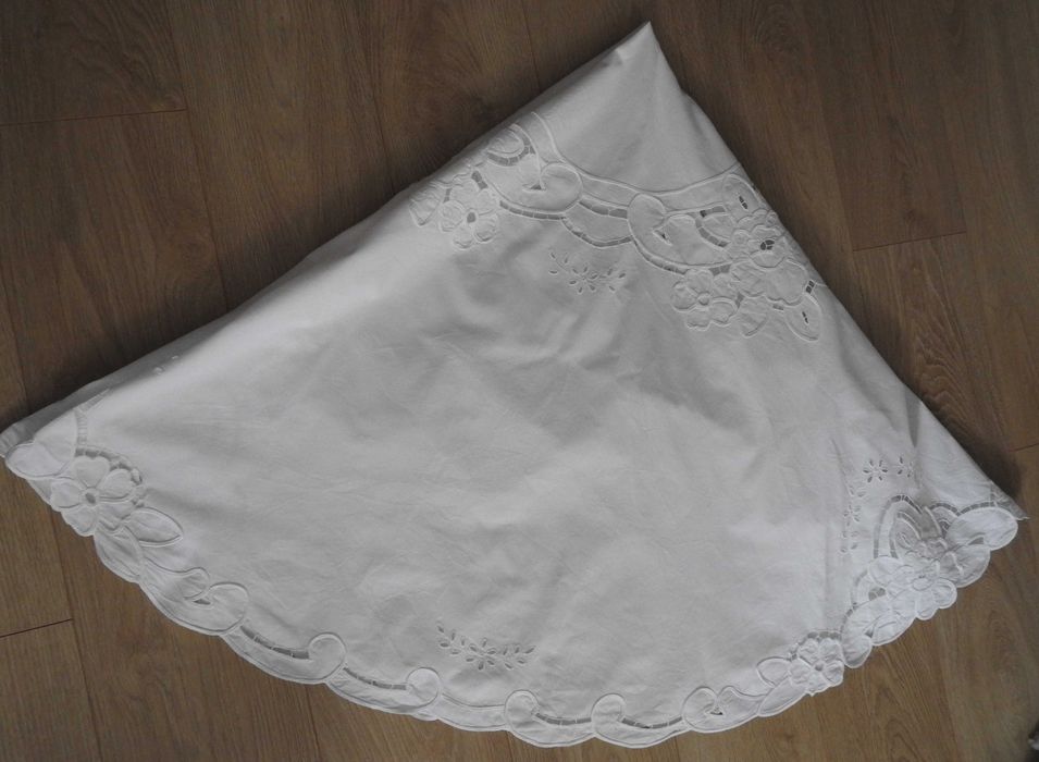 Obrus z Haftem-średnica-170 cm.